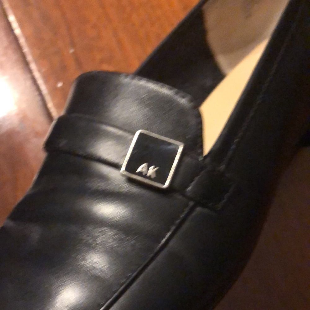 Ann Klein leather loafers in size 6M EUC black with AK logo in gold on strap - Picture 10 of 16